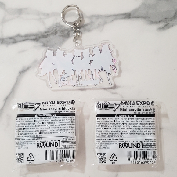 Hatsune Miku 2016 Miku Expo 10th Anni Acrylic Blocks & Hololive Round 1 Keychain - Picture 2 of 5